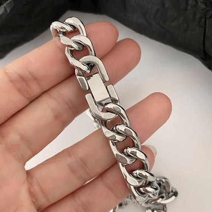 Collier en acier titane a maillons cubains épais