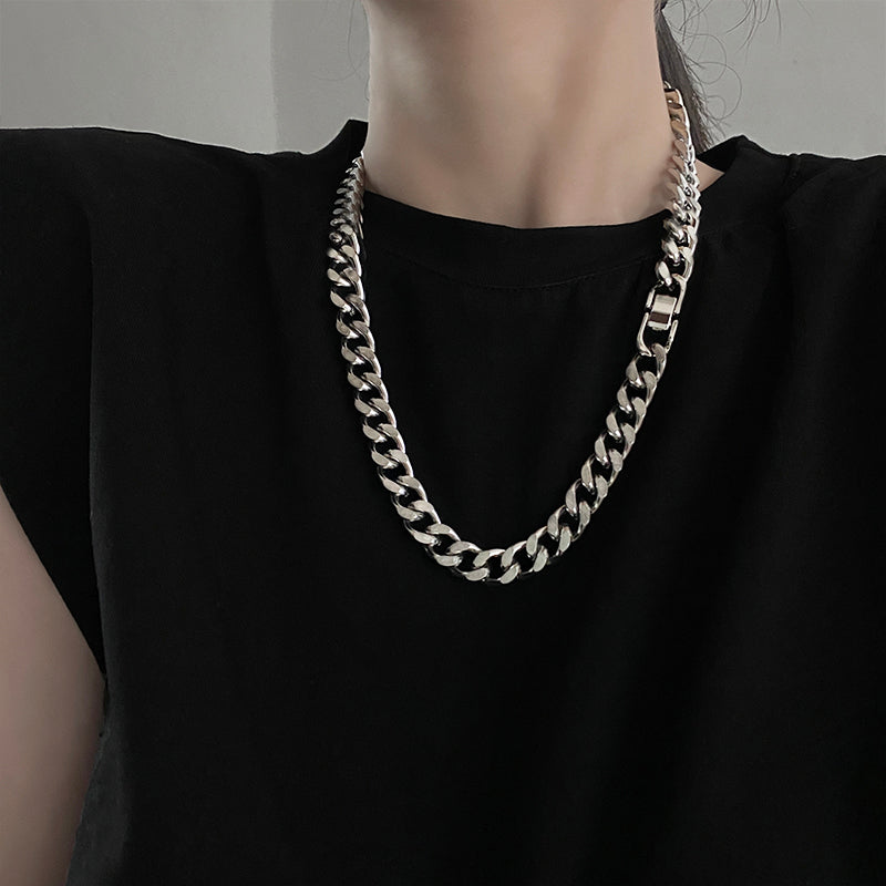 Collier en acier titane a maillons cubains épais