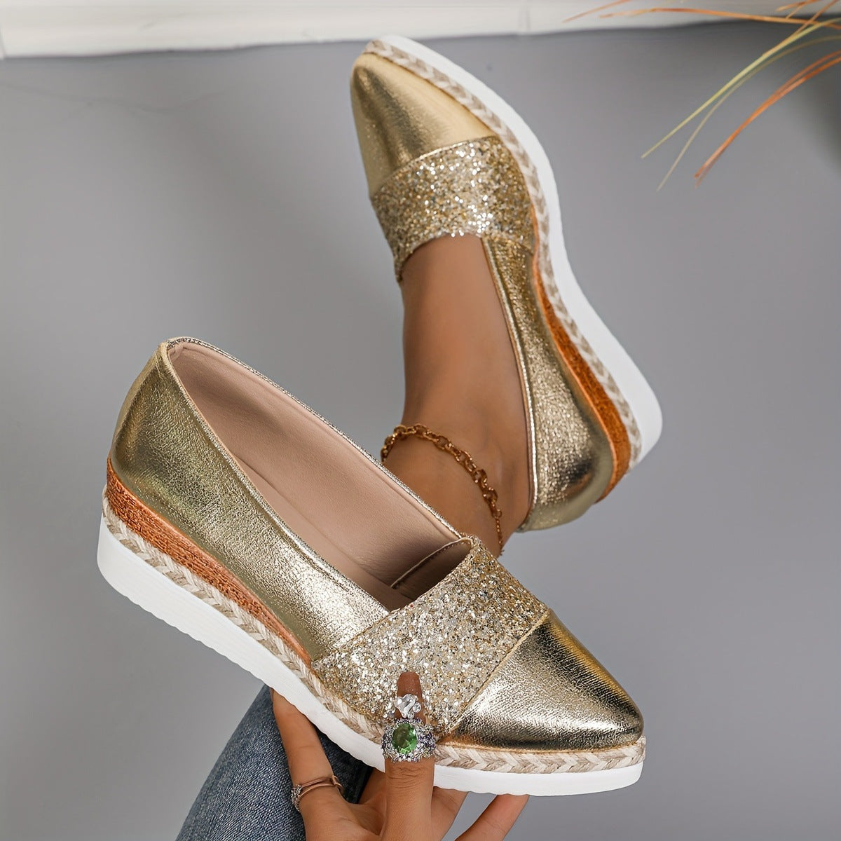 Chaussures compensées a paillettes a bout pointu
